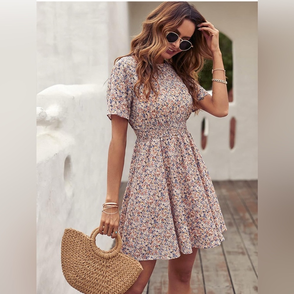 ✨FLOERNS CHIC FLORAL SHORT SLEEVE MINI DRESS SIZE SMALL 💗